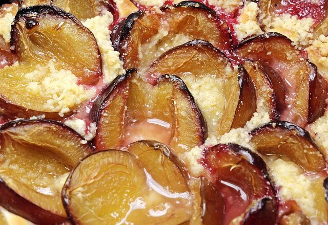 Børnevenlig glaze kage med chokolade og nøddebund